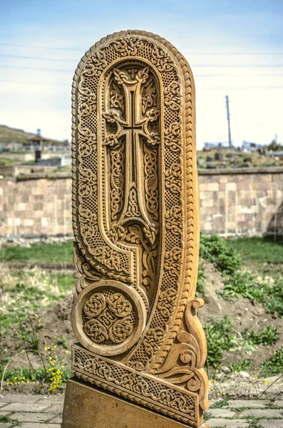 Stenen kruis gesneden met ornamenten in de vorm van de vierentwintig letter van het Armeense alfabet, gemaakt door Mesrop Mashtots in het dorp Oshakan — Stockfoto