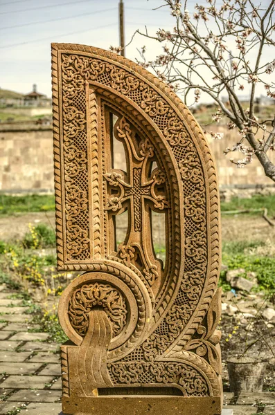 Cruz de pedra esculpida com ornamentos na forma da vigésima sétima letra do alfabeto armênio, criado por Mesrop Mashtots na aldeia de Oshakan — Fotografia de Stock