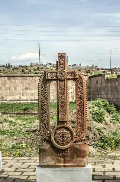 Kamenný kříž vyřezaný ozdobným ornamenty ve formě třicátého pátého písmena Arménské abecedy, kterou vytvořil Mesrop Mashtots ve vesnici Oshakan — Stock fotografie