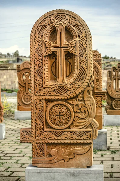 Cruz de piedra tallada con adornos en forma de la trigésima sexta letra del alfabeto armenio, creada por Mesrop Mashtots en el pueblo de Oshakan — Foto de Stock