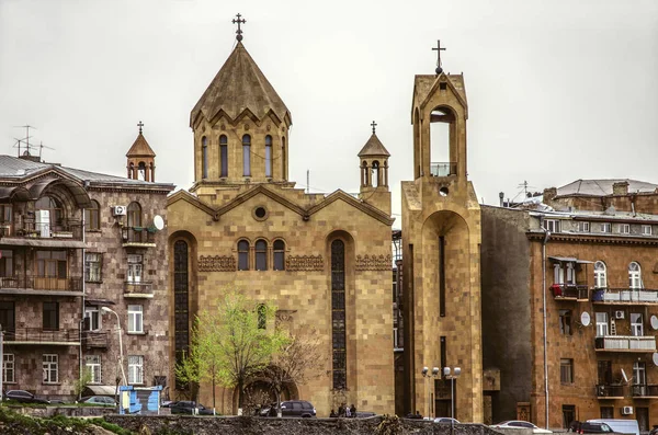 Di antara bangunan perumahan di jalan Israel terletak Gereja Vikarial St. Sarkis di Yerevan, ibukota Armenia — Stok Foto