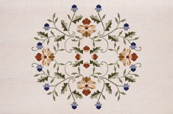 Vzor výšivky z červenožlutých květů a modrých květů na zkroucených stonkách s listím na bavlněné tkanině — Stock fotografie