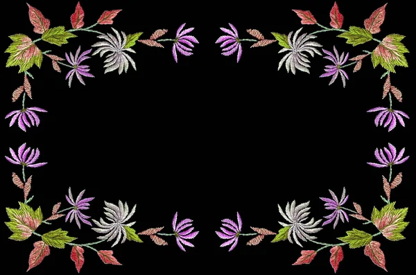 Gestell für Tischdecke mit Stickereien aus rotgrünen Herbstblättern, lila und weißen Chrysanthemen auf schwarzem Hintergrund — Stockfoto