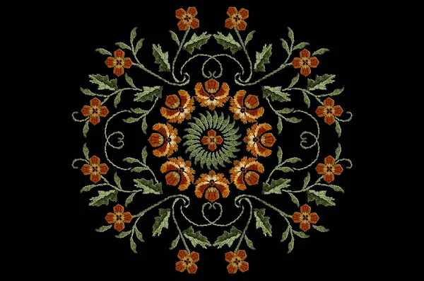 在扭曲的茎上绣有橙色花的圆形装饰，黑色背景有叶子 — 图库照片