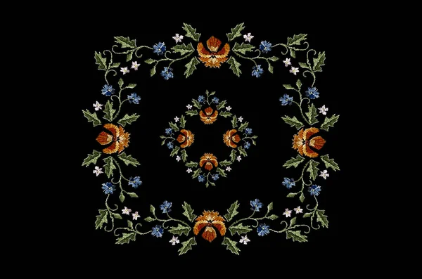 Fondo negro con patrón sobre marco cuadrado con flores anaranjadas, azules y blancas sobre tallos retorcidos — Foto de Stock