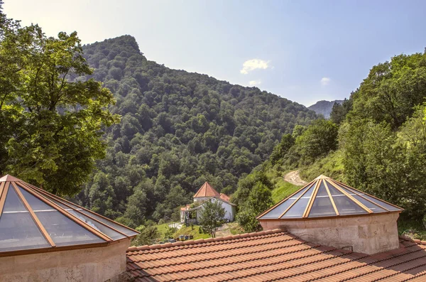 Mengembalikan atap refektori dengan kubah dengan bingkai kaca yang dibangun di biara Agartsin, dikelilingi oleh hutan di dekat Dilijan — Stok Foto