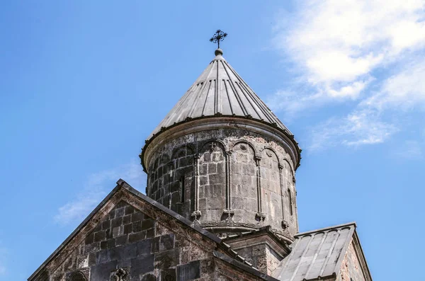 Paraguas cúpula de piedra con cruz de hierro en la Iglesia de la Santísima Madre, en el monasterio de Haghartsin, cerca de Dilijan —  Fotos de Stock