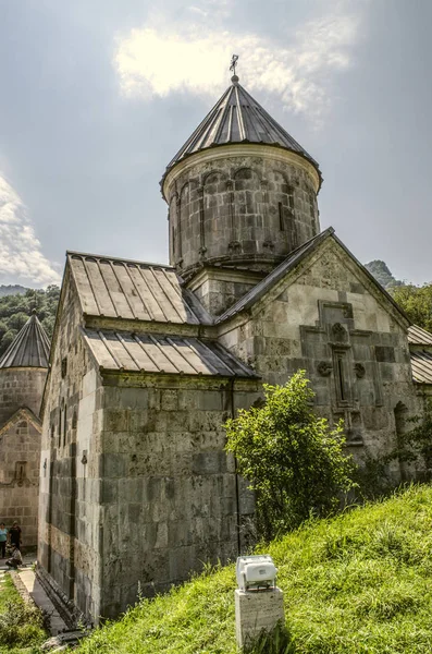 Pemandangan dari belakang Gereja Bunda Kudus yang Terberkati terletak di biara Haghartsin dekat Dilijan — Stok Foto