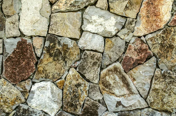 Фон необработанного природного камня, для фасада дома в серых и коричневых тонах — стоковое фото