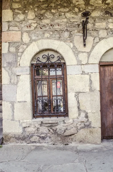 Az ablak keretbe egy kő ív kovácsoltvas bár a Sharambeyan utcában a régi Dilijan — Stock Fotó