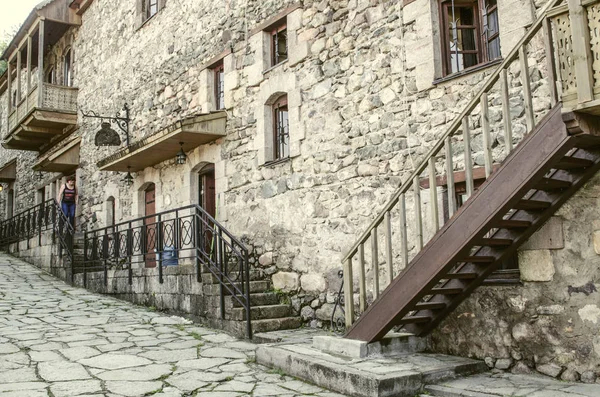 Hus med väggar av grov sten, smidesjärn dekorativa galler, träbalkonger i museet Tufenkian gamla Dilijan — Stockfoto