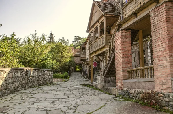 Kleine winkeltjes op de straat Sharambeyan in oude huizen gemaakt van ruwe stenen en bakstenen zuilen, met houten gesneden balkons — Stockfoto