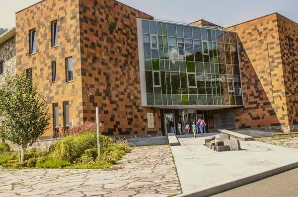 La fachada del edificio con la entrada principal a la escuela-universidad internacional en Dilijan —  Fotos de Stock