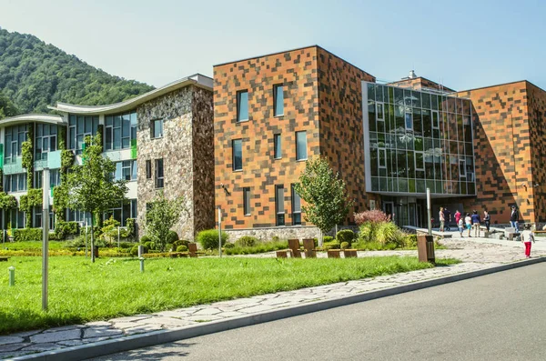The main entrance and glazed academic buildings of the international school-College  in Dilijan nature reserve — Stock Photo, Image