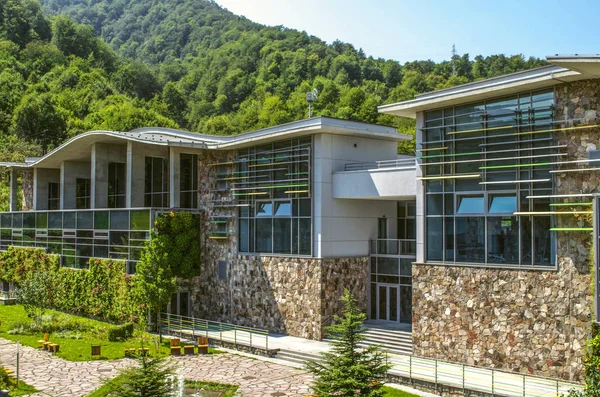 Gedung-gedung akademik di International College dengan taman rekreasi siswa di hutan lindung di pinggiran Dilijan — Stok Foto