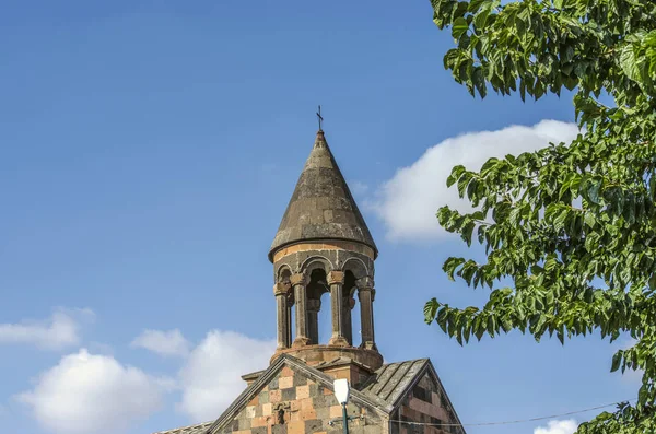 Ermenistan 'ın Karbi köyü, Kutsal Bakire Kilisesi' nde sekiz sütunlu şemsiye kubbesi olan çan kulesi. — Stok fotoğraf