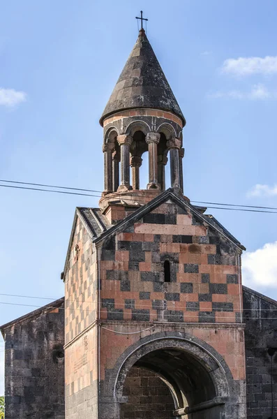 Klocktorn med en paraply kupol på åtta snidade kolumner i kyrkan av den välsignade Jungfrun, Karbi byn i Armenien — Stockfoto