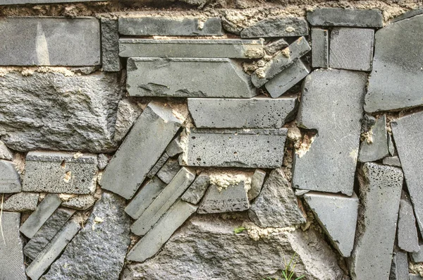 Фон на заборе из сломанного, обработанного базальтового камня, в серых тонах — стоковое фото
