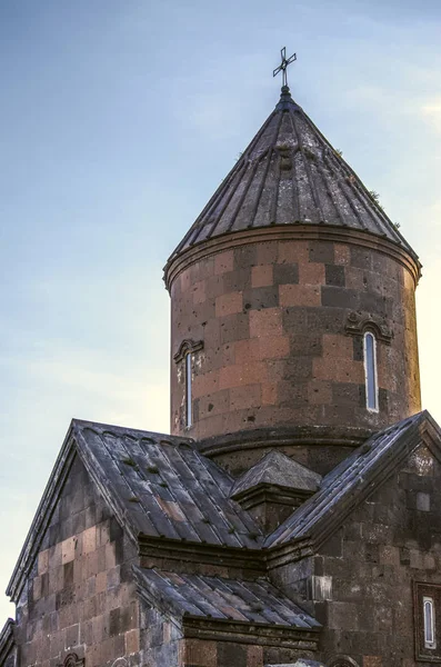 Die große Kuppel des Ssagmosavank-Klosters, die am Rande eines Abgrunds nahe der Stadt Aschtarak steht — Stockfoto