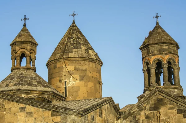 Крыша монастыря Сагмосаванк с двумя колокольнями и зонтичной крышей — стоковое фото