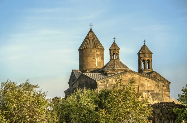 View of Sagmosavank monastery in autumn evening among the orchard located near the town of Ashtarak — 스톡 사진