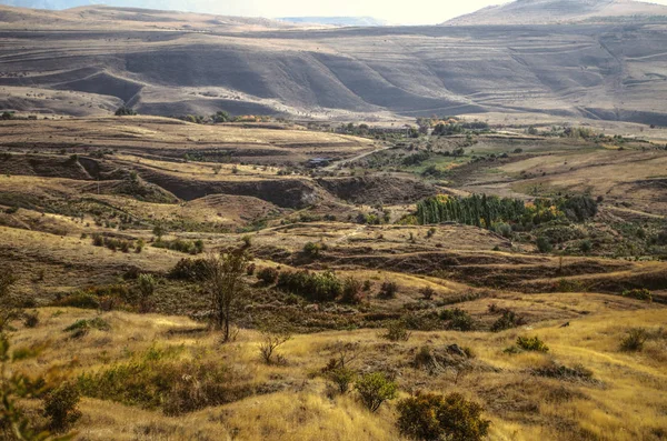 Tal mit Dörfern und vergilbten herbstlichen Feldern in den Bergen Geghama-Kamm — Stockfoto