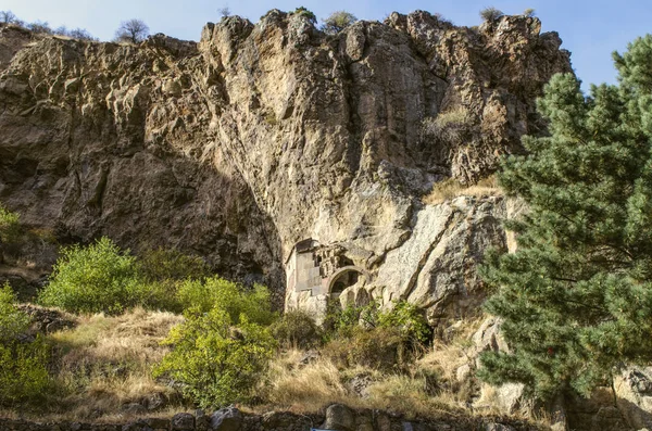 La gorge de la crête de Geghama et un coin préservé avec entrée voûtée à l'église de la grotte près du monastère Geghard d'Arménie — Photo