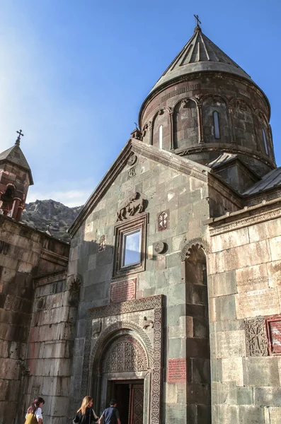 De centrale ingang met een prachtig gewelfd frame in de hoofdkerk van Katoghike in het Geghard klooster van Armenië — Stockfoto