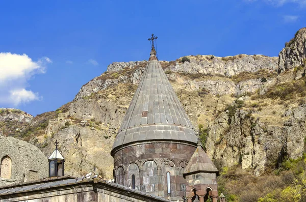 Semua kubah dengan salib dan gereja gua dengan Khachkars berukir di dinding, di Biara Geghard di Armenia — Stok Foto