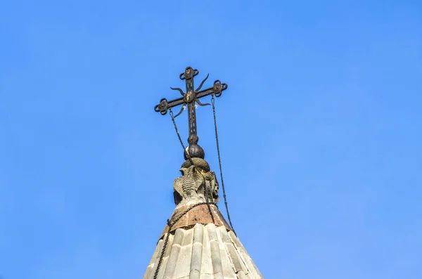 Geghard Manastırı 'ndaki Katoghike Kilisesi' ne demir işlemeli haç döşenmiş kubbe. — Stok fotoğraf
