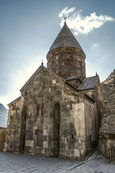 Pemandangan sisi timur dengan relung melengkung yang sempit dan pemandangan kubah payung di gereja Katoghike di biara Geghard di Armenia — Stok Foto