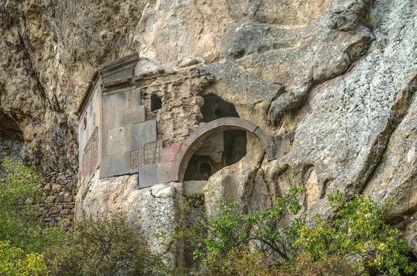 Angolo conservato e ingresso ad arco alla chiesa rupestre nella roccia vicino al territorio del monastero di Geghard in Armenia — Foto Stock