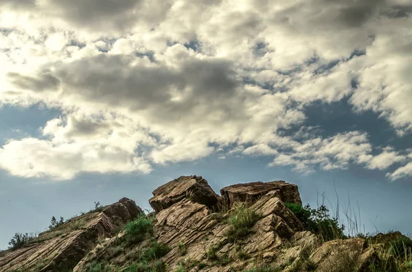 Einem Frühlingstag Verhüllten Regenwolken Den Blauen Himmel Über Einem Hügeligen — Stockfoto