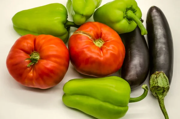 Letní Sklizeň Zeleniny Velká Červená Rajčata Zelené Sladké Papriky Černé — Stock fotografie