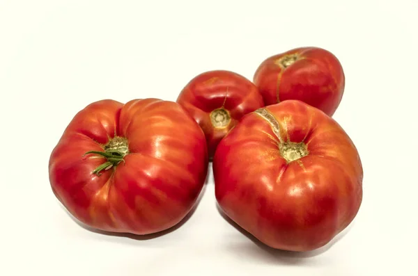 アルメニア産の鮮やかな赤大粒でおいしいトマトは白い背景にあります — ストック写真