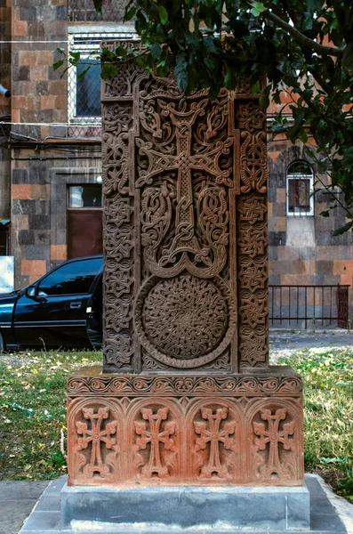 Grijs Met Roodachtige Tinten Khachkar Steen Met Een Groot Opengewerkte — Stockfoto