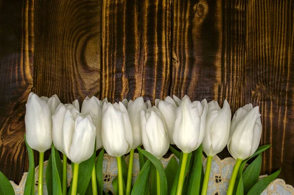 Vlnitý Vyšívaný Ubrousek Jemnými Bílými Tulipány Stoncích Ostrými Zelenými Listy — Stock fotografie