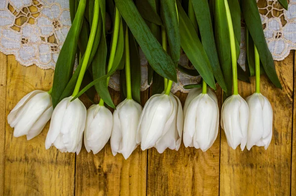 Jemné Bílé Tulipány Ležící Vršku Stonky Ostrými Zelenými Listy Vyšívaném — Stock fotografie