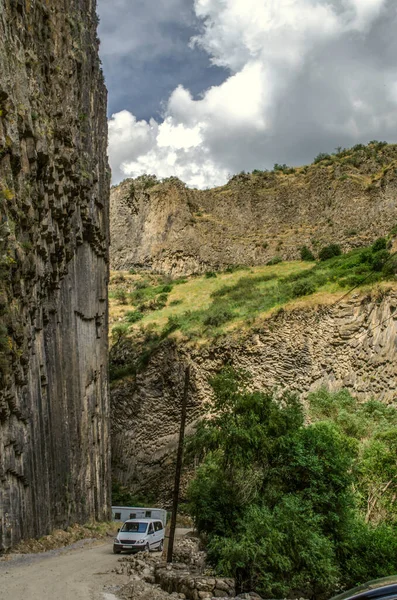 Camino Través Garganta Garni Cerca Rocas Verticales Basalto Las Orillas — Foto de Stock