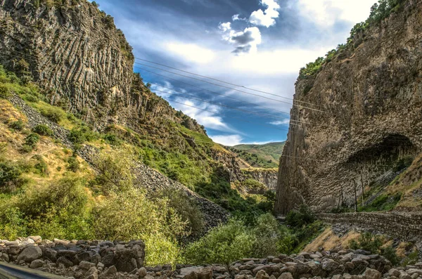 Чудовий Вид Гірську Дорогу Через Ущелину Гарні Вкритий Зеленими Чагарниками — стокове фото