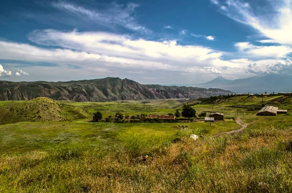 Droga Prowadząca Górskiej Wioski Widokiem Grzbiety Gegham Sylwetkę Góry Ararat — Zdjęcie stockowe