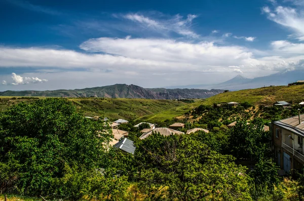 Geghama Tepelerine Bakan Garni Tapınağına Giden Yolun Kenarındaki Dağ Köyü — Stok fotoğraf