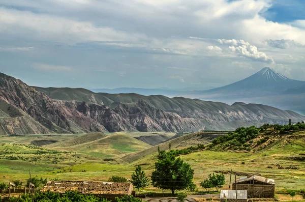 Dağ Köyü Gegham Tepelerinin Arka Planında Ararat Dağının Siluetinde Sisli — Stok fotoğraf
