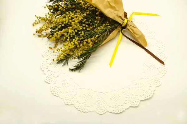 Piccolo Mazzo Mimosa Giallo Sacchetto Carta Con Nastri Gialli Marroni — Foto Stock