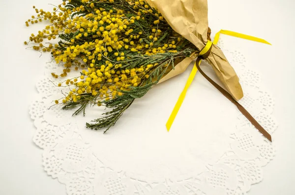 Fondo Bianco Con Bouquet Mimosa Giallo Sacchetto Carta Con Nastri — Foto Stock