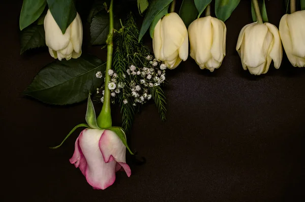 Feküdt Tetején Fehér Tulipán Egyetlen Rózsabimbó Kis Csokor Cigány Tűlevelű — Stock Fotó