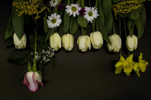 Fehér Tulipánok Nárciszok Gypsophila Mimosa Sprigek Egy Rózsabimbó Kis Égők — Stock Fotó