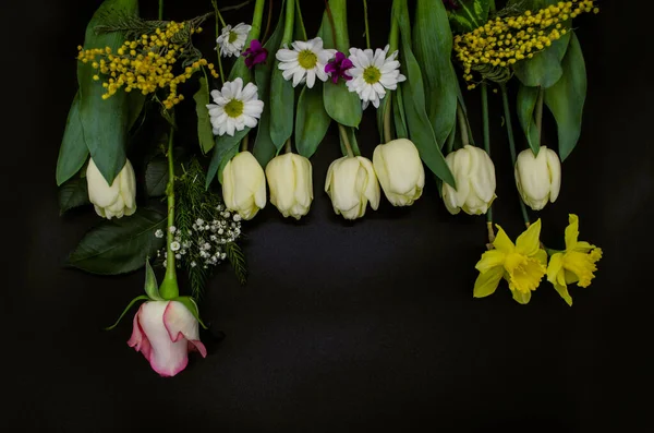 Tavaszi Virágok Fehér Tulipánok Sárga Nárciszok Cigányok Mimóza Gallyak Egy — Stock Fotó