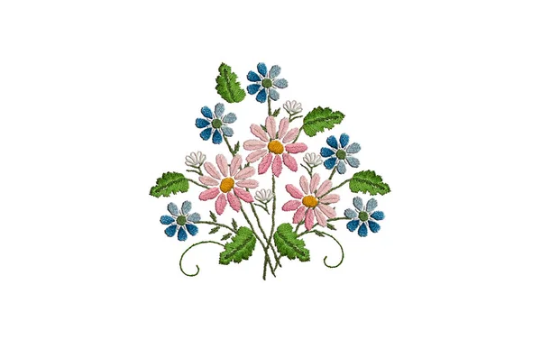 白色背景 绣花缎子图案 用紫罗兰 玛格丽特和白花在纺成的枝条和叶子上缝制花束 — 图库照片