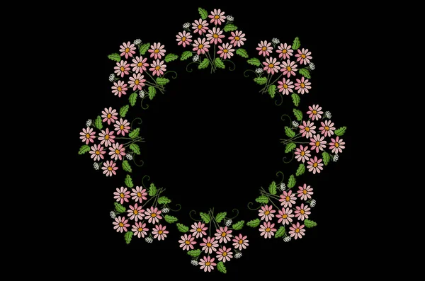 绣花缎子花环花纹图案 用粉色玛格丽特花和精致的白花制成 叶在黑色背衬上纺成细枝 — 图库照片